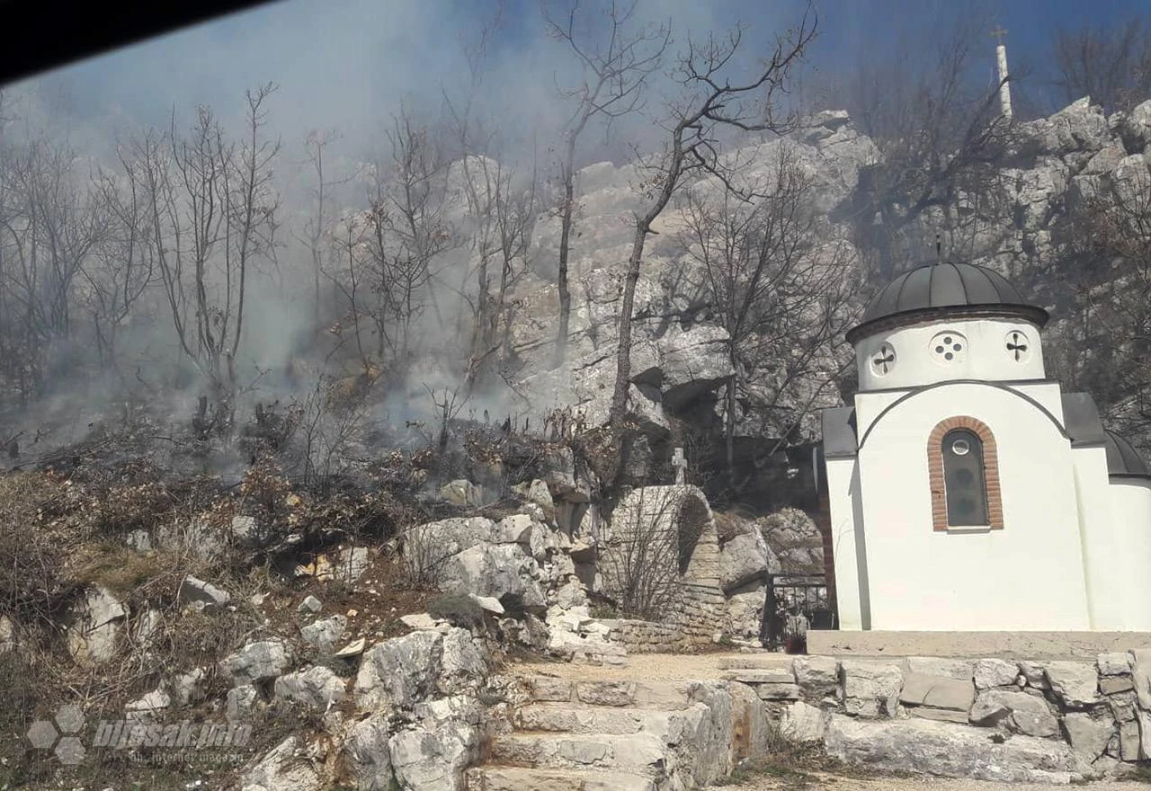 Zbog požara i gustog dima otežano se prometuje između Gacka i Bileće