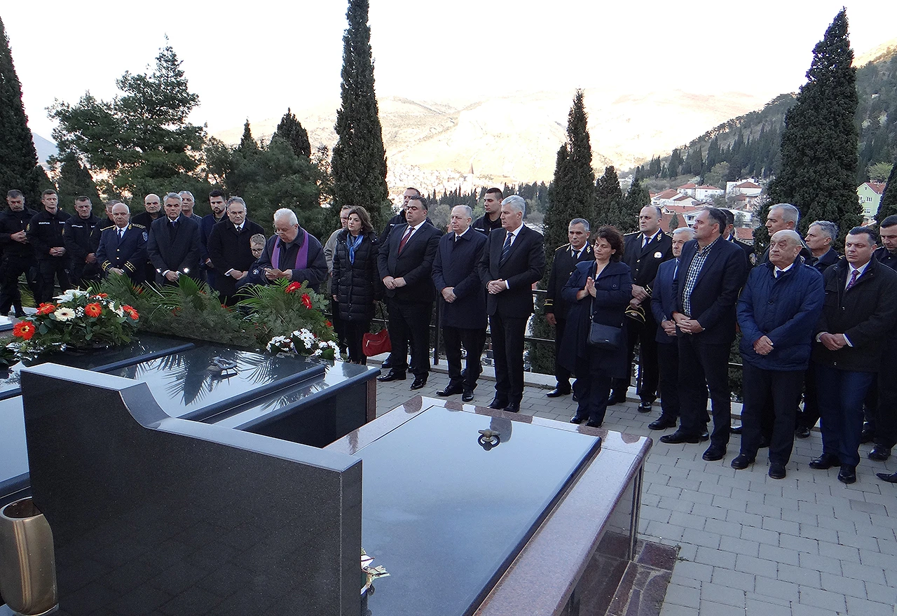 Izaslanstvo HNS-a položilo vijence na grob Joze Leutara