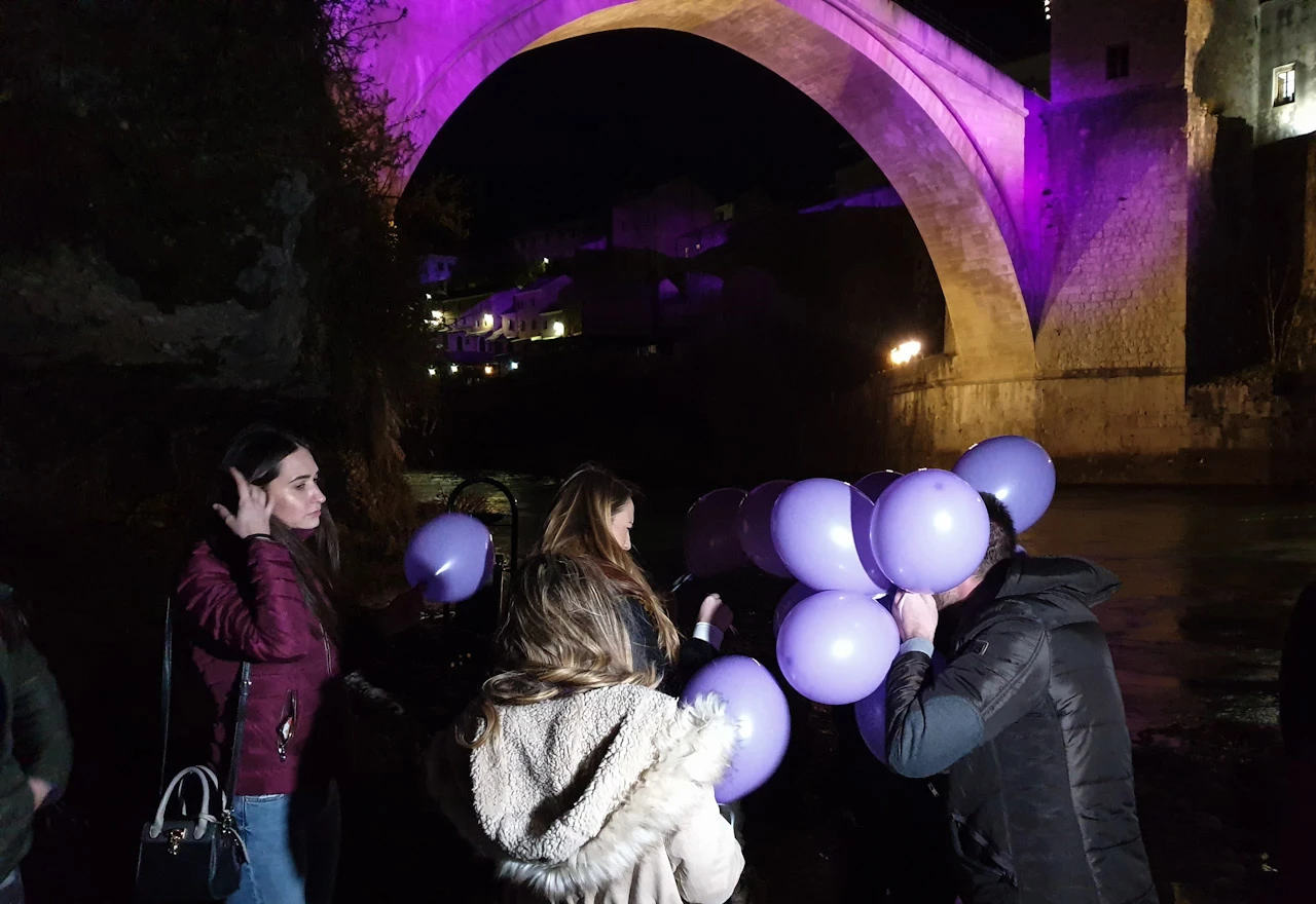 Stari most u ljubičastoj boji