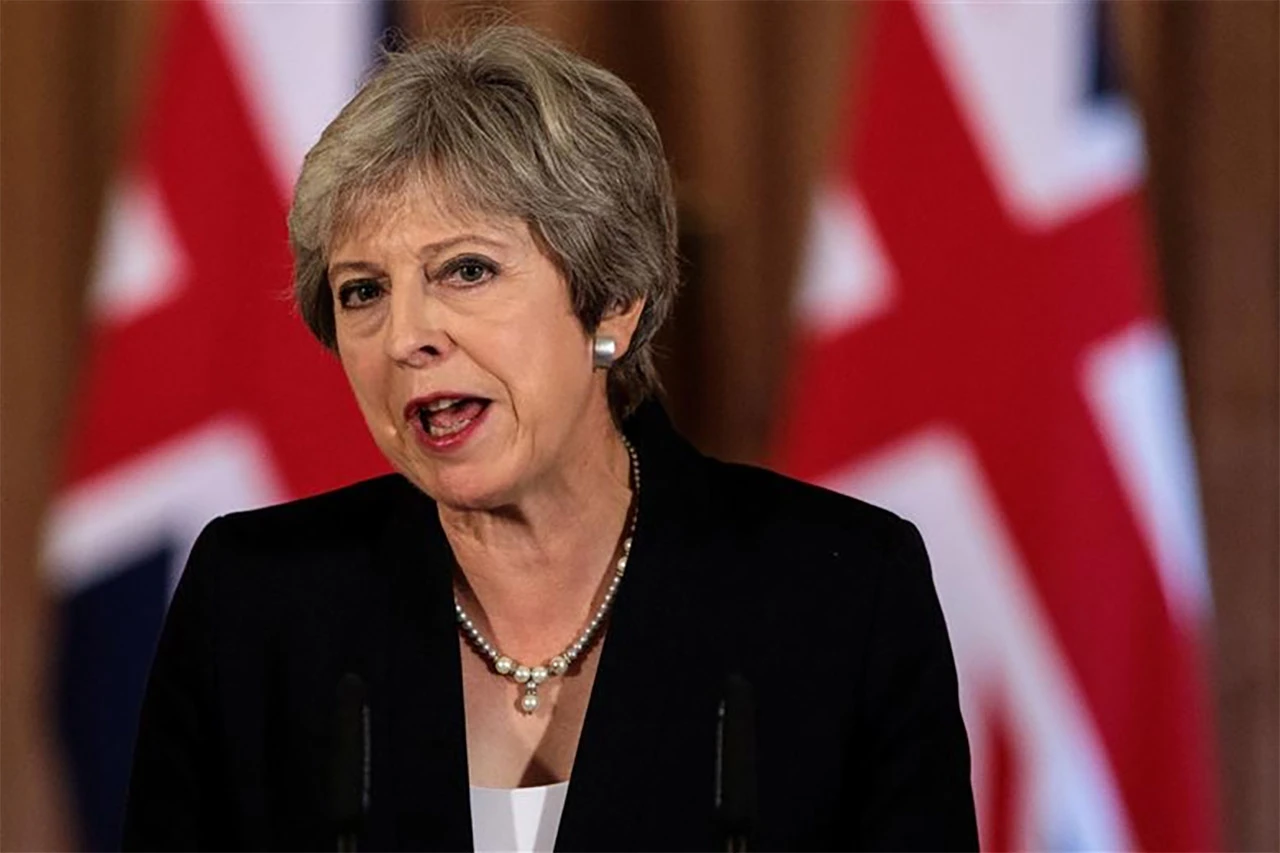 Theresa May suočena s namjerom njezinih ministara da je smijene