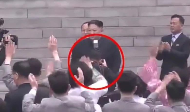 Osobni fotograf Kim Jong-Una dobio otkaz jer je blokirao pogled na njega