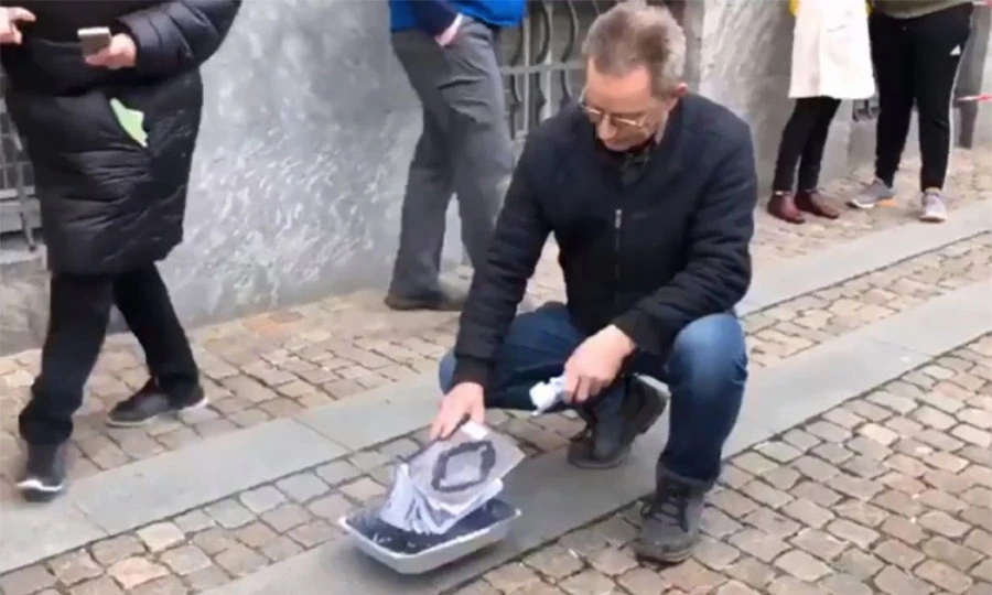 Pred danskim parlamentom zapaljen Kur'an