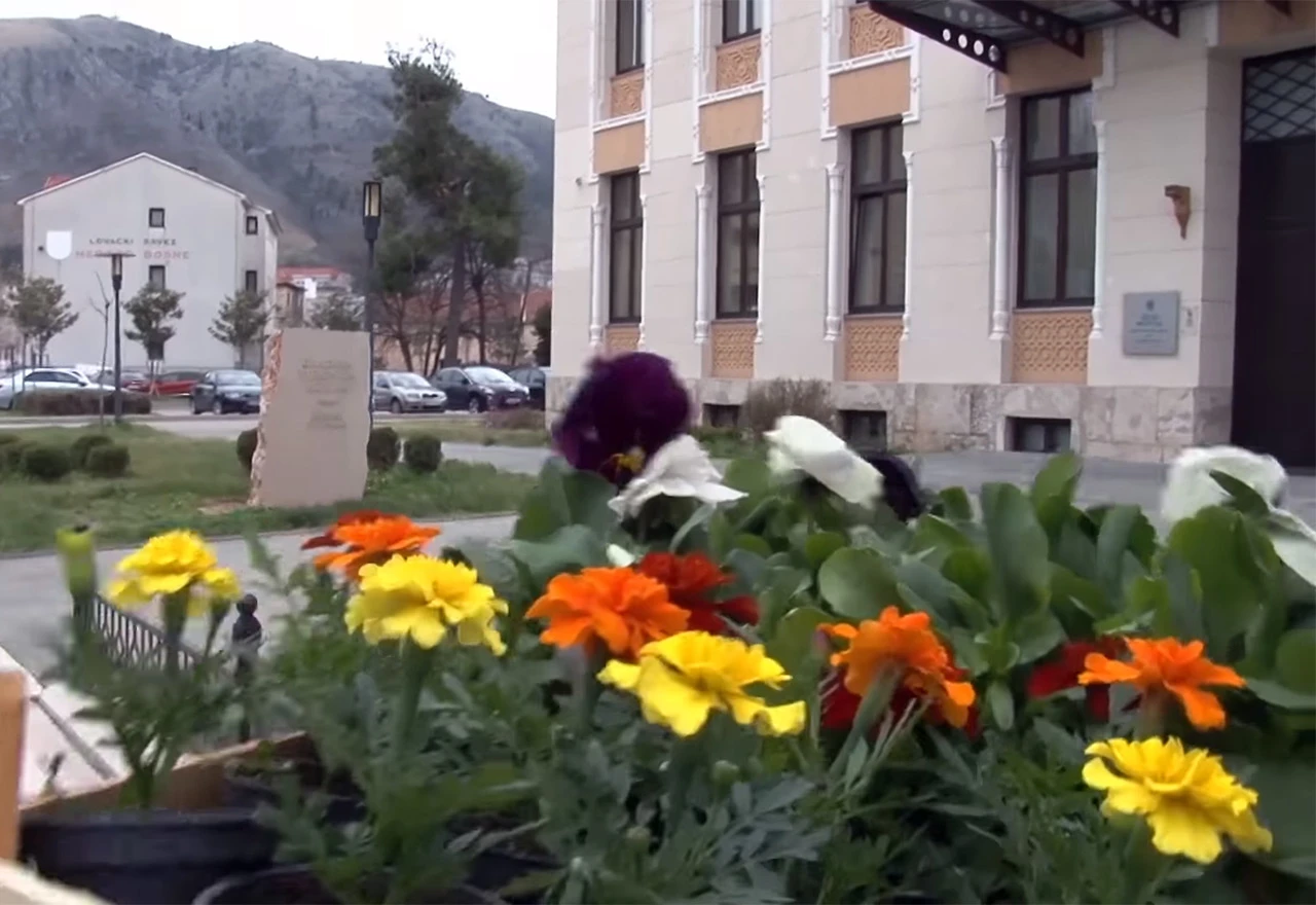 VIDEO | Mostarski aktivisti 'zakitili' Gradsku upravu