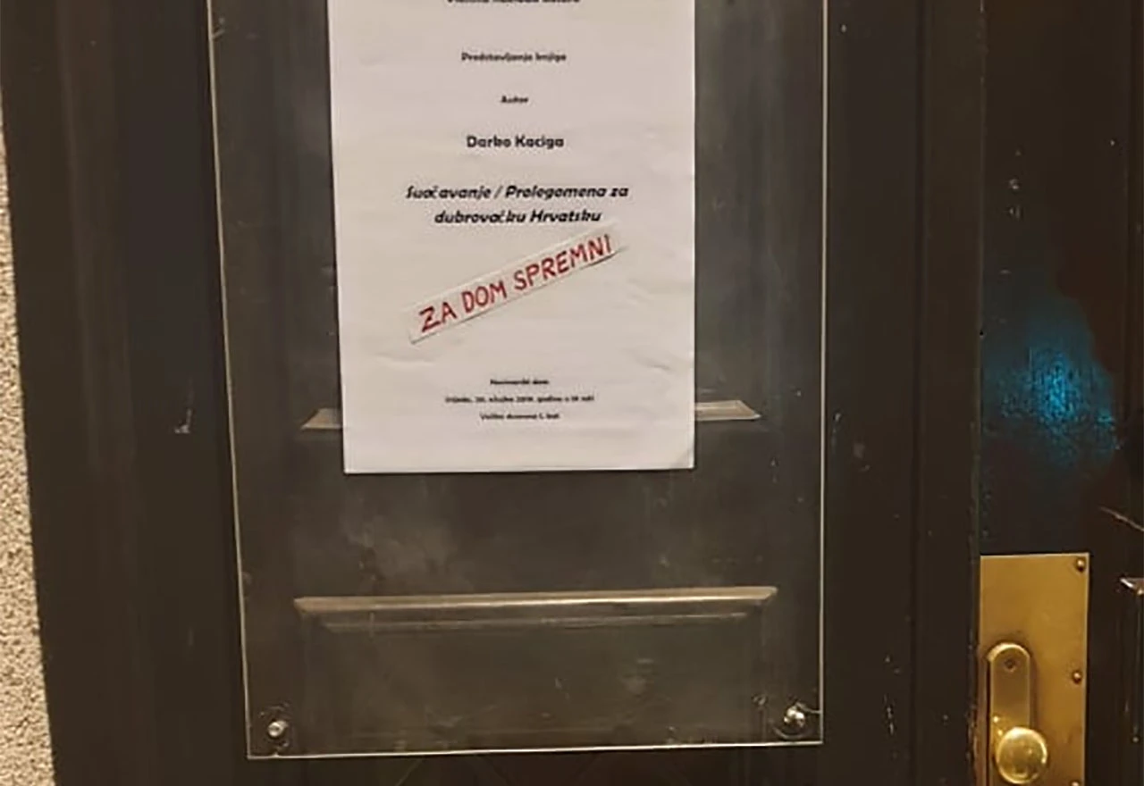 Poruka 'Za dom spremni' na zgradi Hrvatskog novinarskog društva