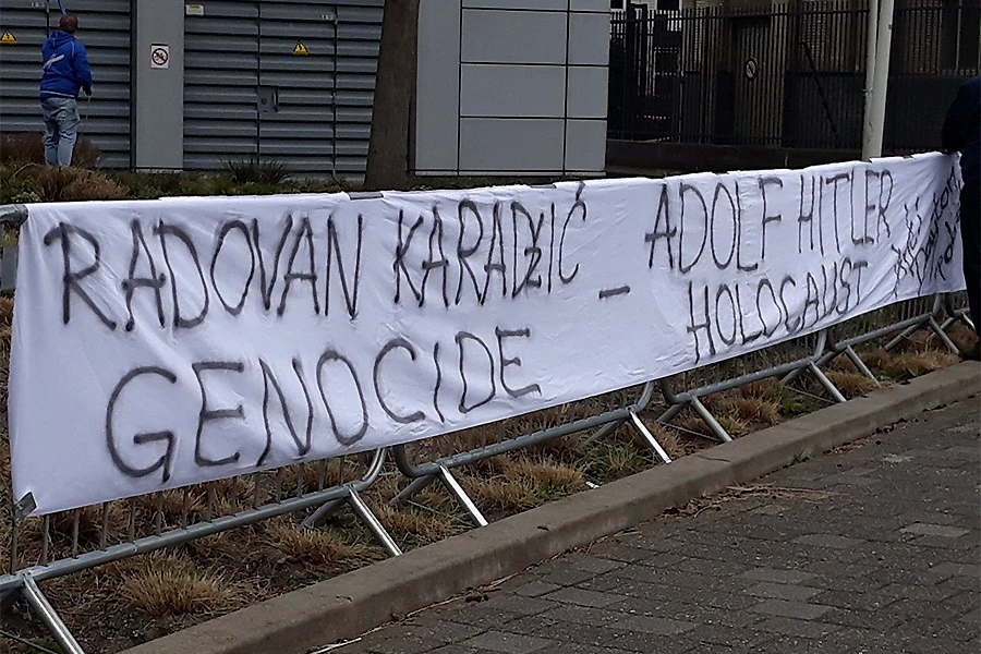 Čeka se presuda Radovanu Karadžiću, incident pred zgradom suda