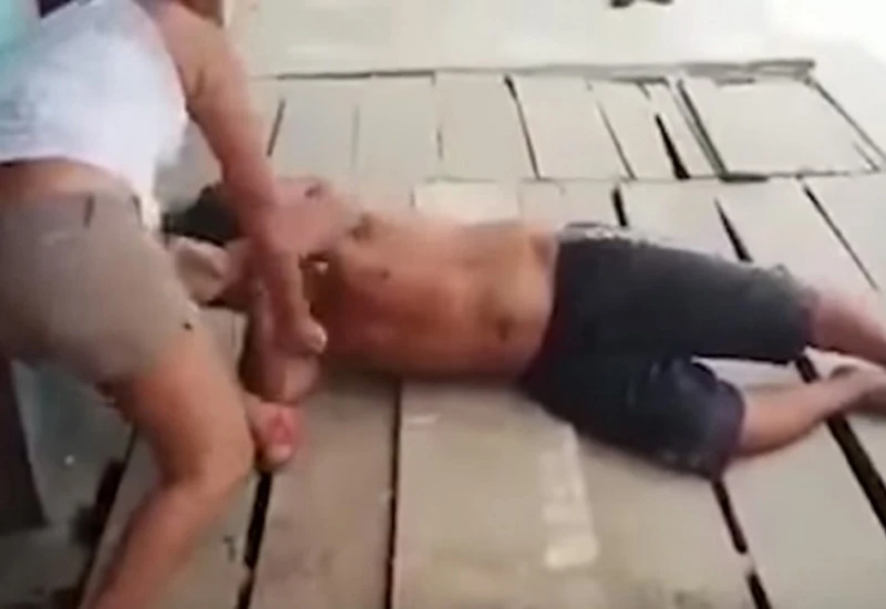 Uhvatila muža kako pije s drugim ženama pa ga isprebijala stolicom
