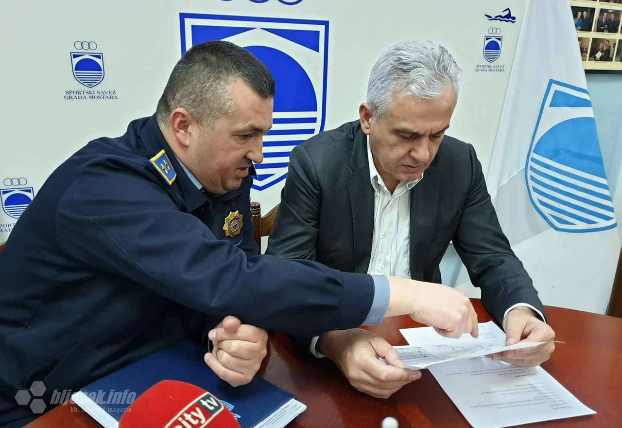Mostarska policija: Ne koristite vozila u subotu!