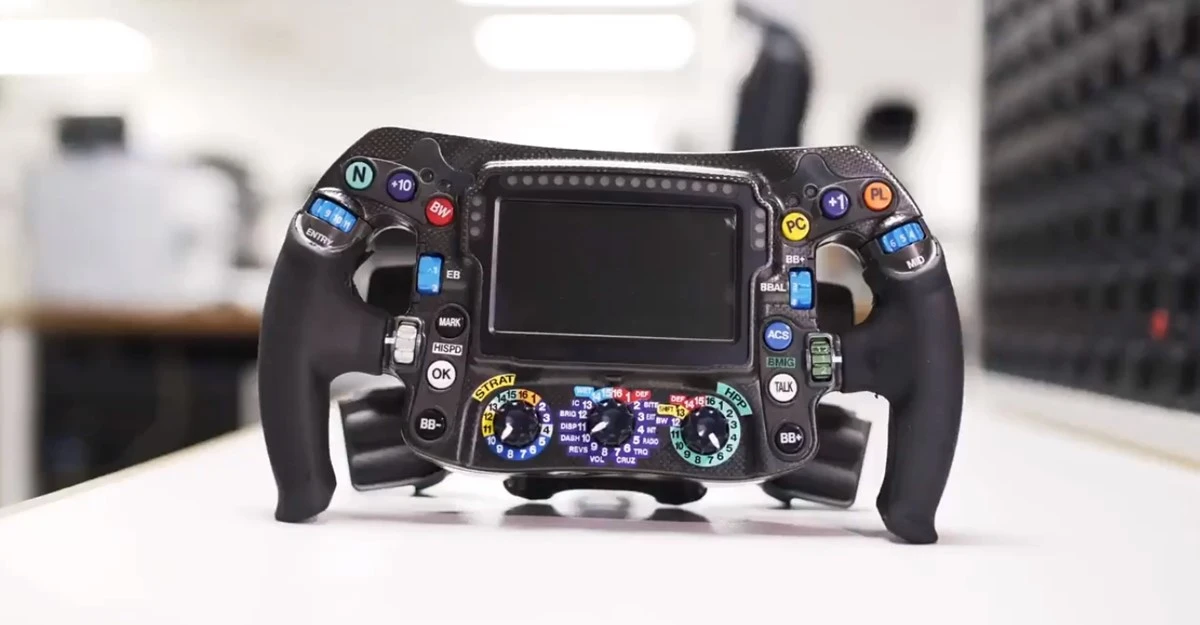 Mercedes pokazao novi upravljač svojih F1 bolida