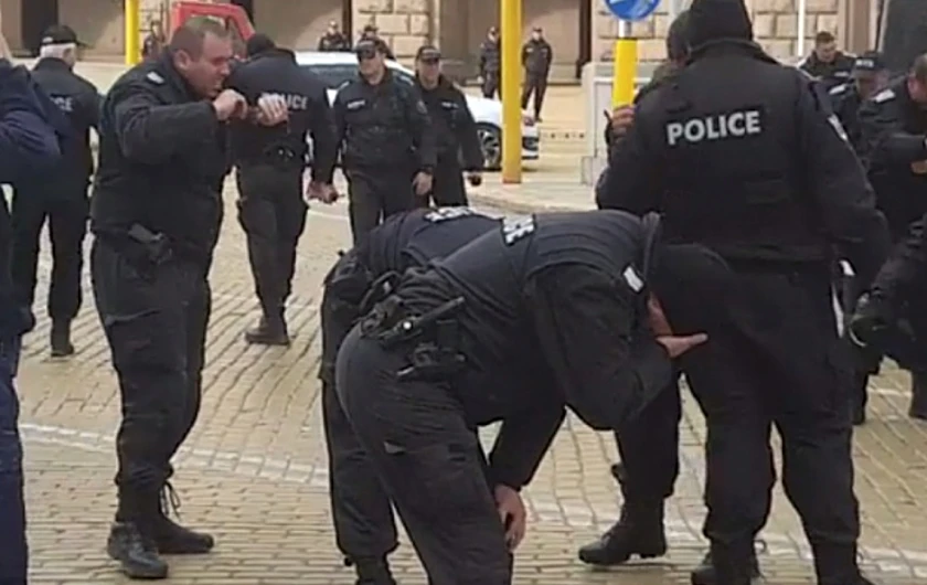 Bugarska policija postala viralna - Bacili suzavac, pa im ga vjetar vratio u lice
