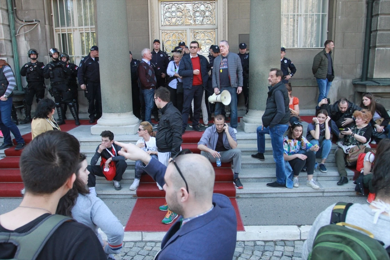 Demonstranti probili policijski kordon, stigli do zgrade Predsjedništva Srbije