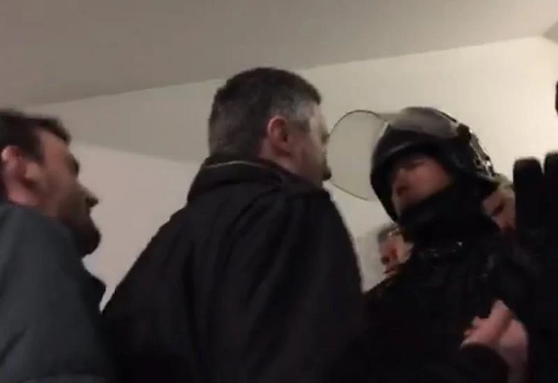 VIDEO | Policija iznosi prosvjednike iz RTS-a