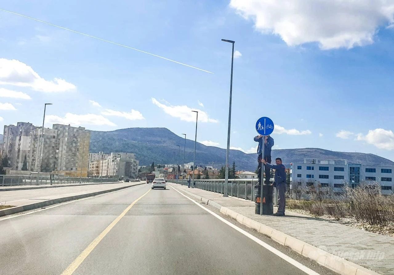 Postavljanje znakova na cesti od vrha Avenije do Zalika