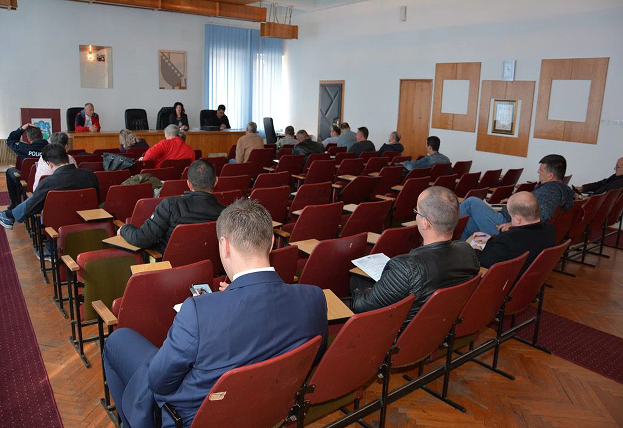 Velika Kladuša: Hitno zatvoriti migrantski kamp i postaviti vojsku na granicu