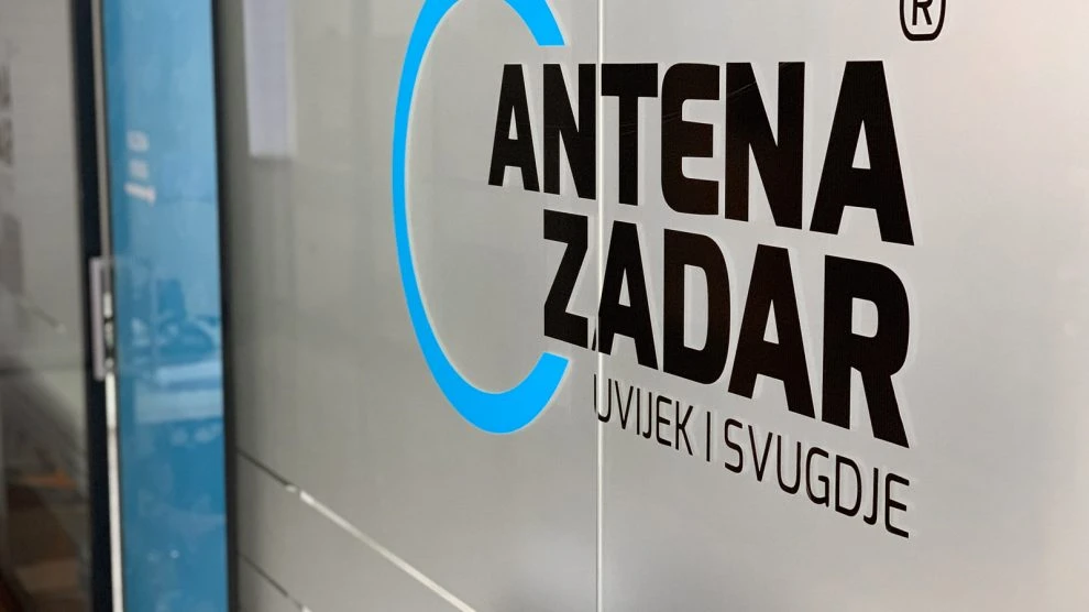 Uhićen zadarski 18-godišnjak jer je novinarima prijetio molotovljevim koktelom