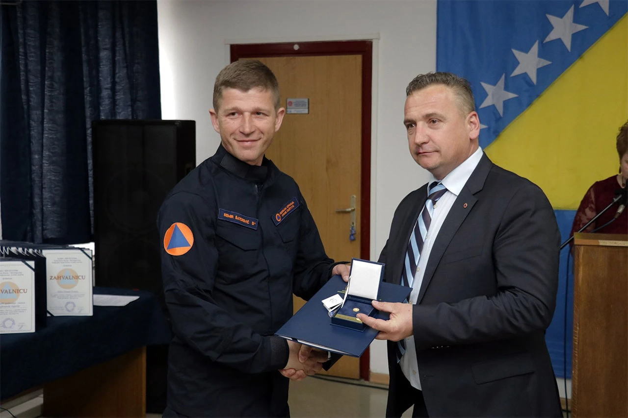 Posthumno odlikovani ubijeni policajci Adis Šehović i Davor Vujinović 