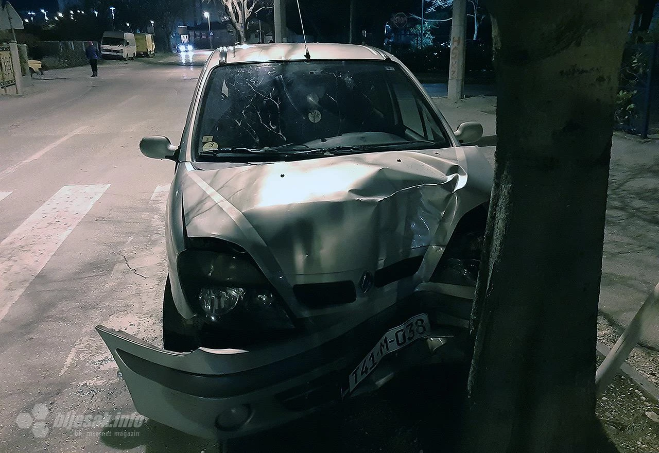 Mostar: Autom u stablo