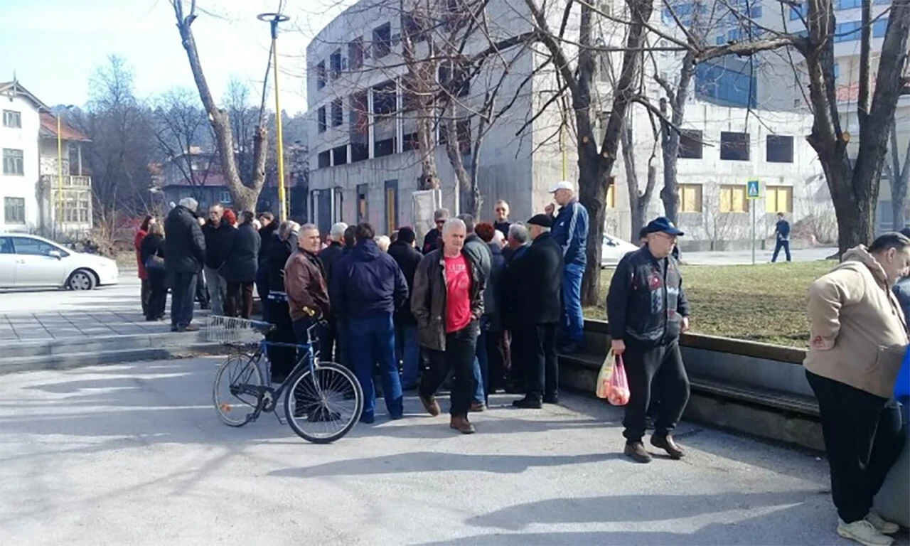 Prosvjedi radnika pred zgradom pravosudnih institucija u Tuzli