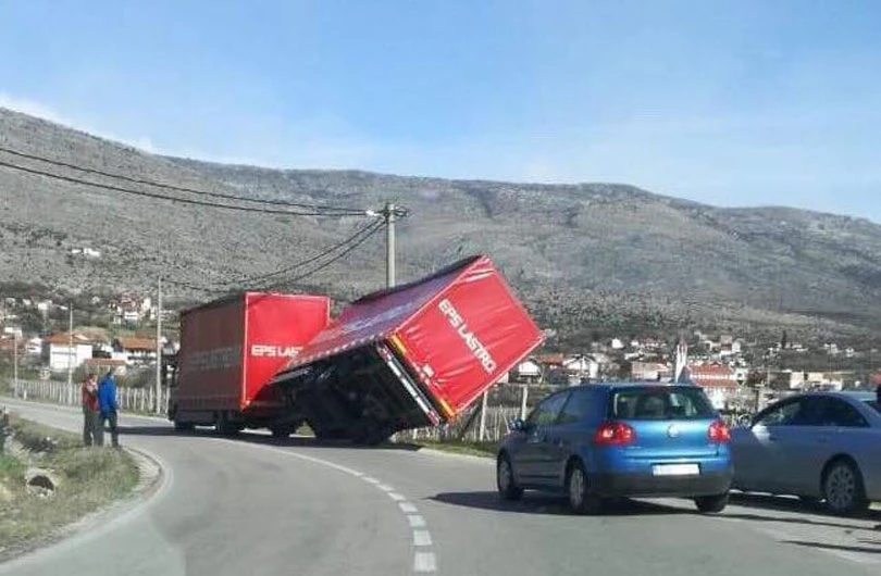 Bura razbacala kamione po Mostaru