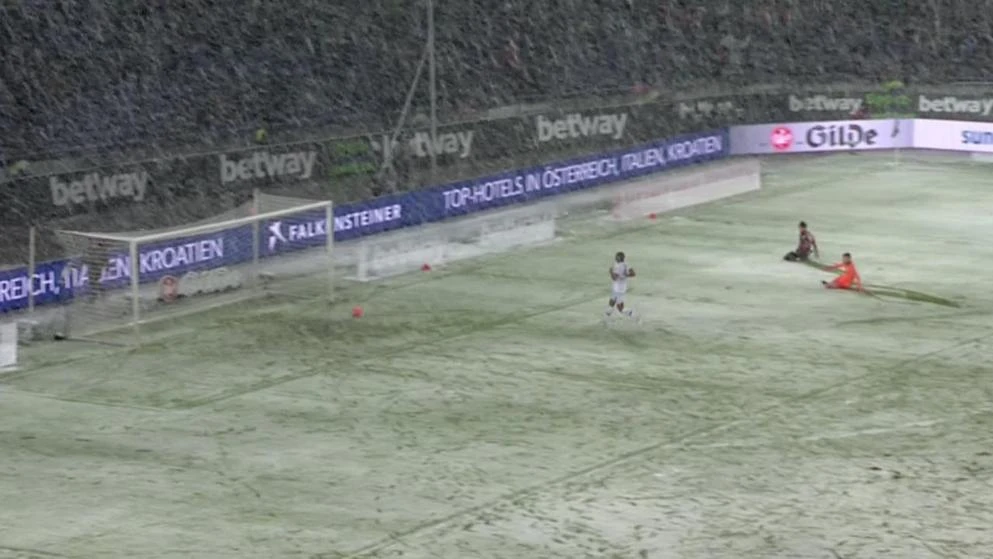 Hannover na bizaran način ostao bez gola: Snijeg zaustavio loptu na gol-crti!