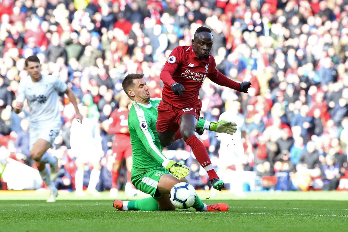 Liverpool svladao Burnley i smanjio zaostatak za Cityjem; Chelsea do remija u sudačkoj nadoknadi