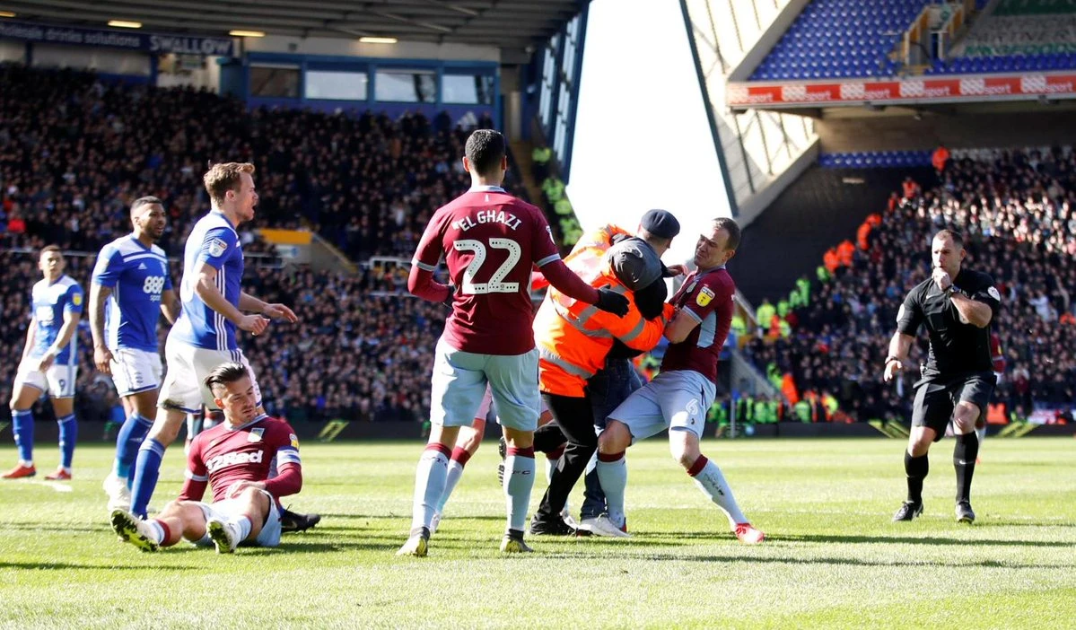 VIDEO | Žestok gradski derbi u Birminghamu: Navijač udario igrača Aston Ville