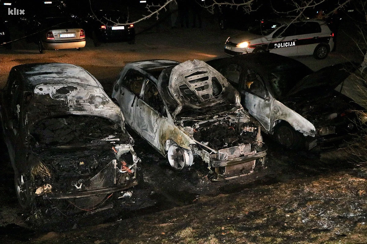 Na parkingu zapaljena tri automobila