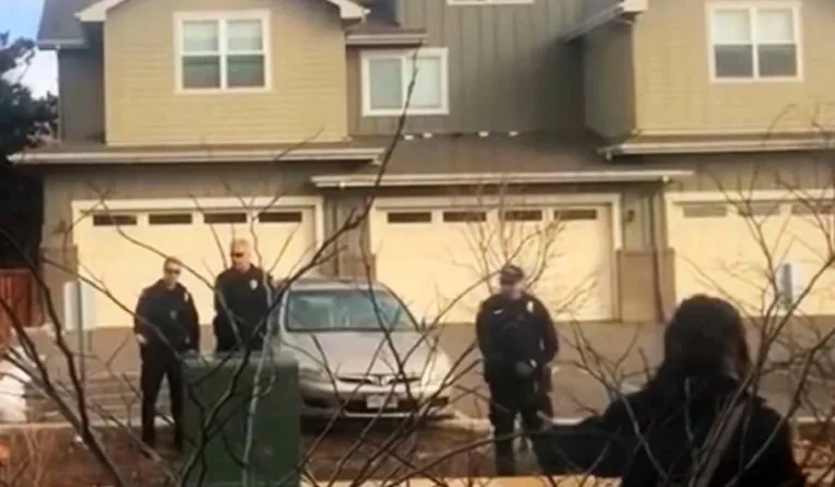Policajac priveo muškarca koji je čistio smeće ispred svoje zgrade
