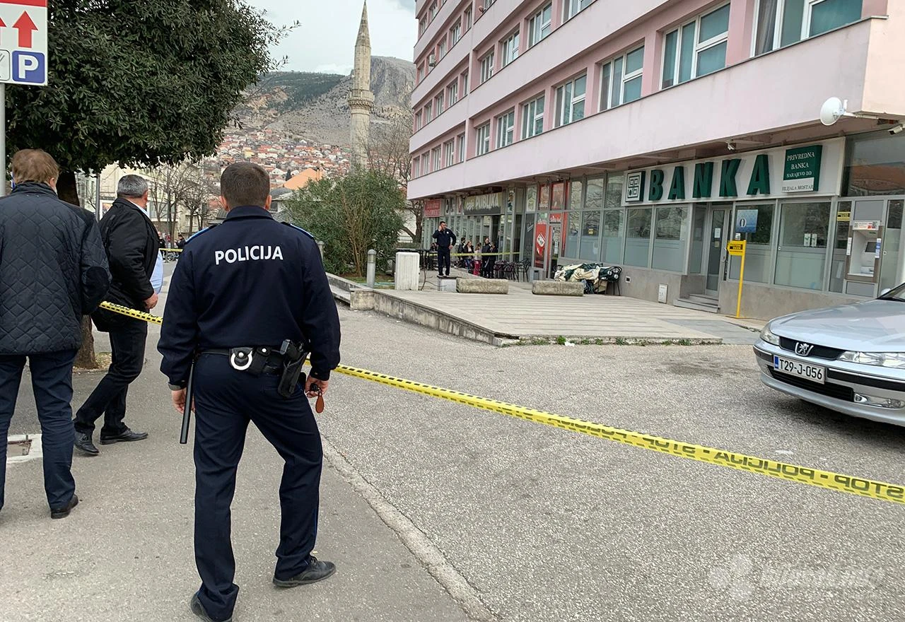 Razbojnike ispred banke dočekali brojni naoružani policajci spremni da pucaju 