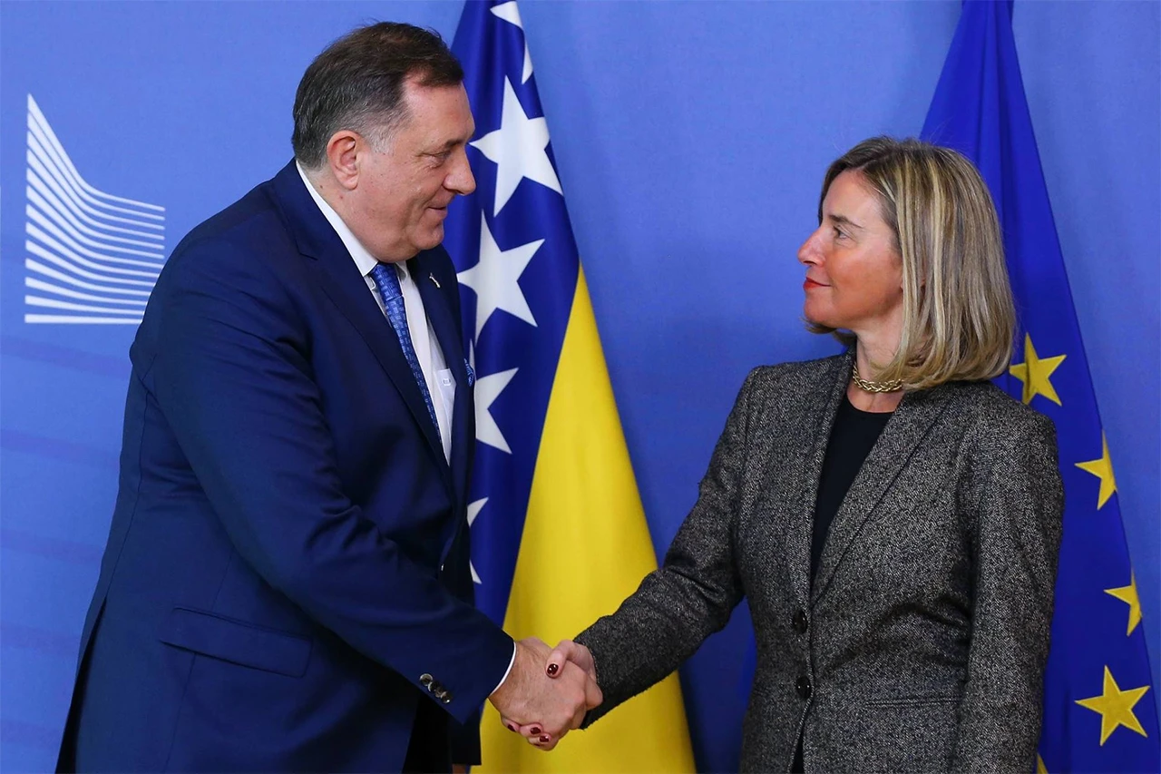 Dodik uručio odgovore na 655 pitanja