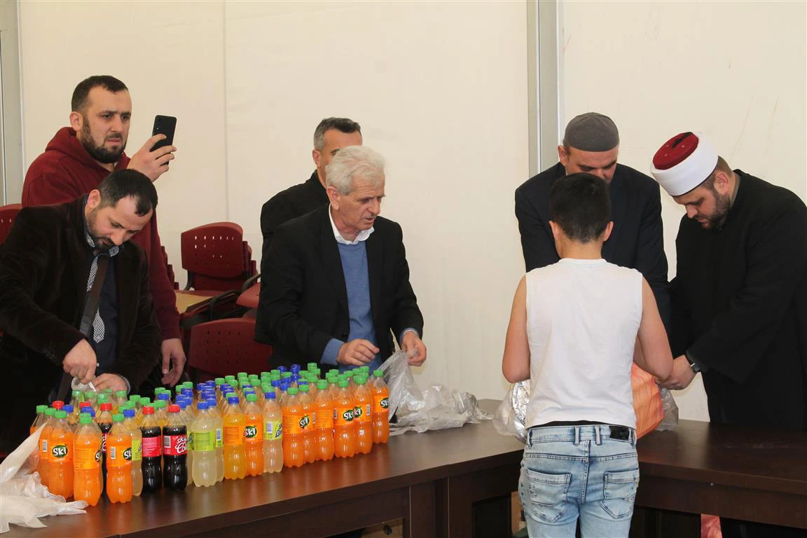 Džemat i OŠ Zalik obradovali migrante u Salakovcu