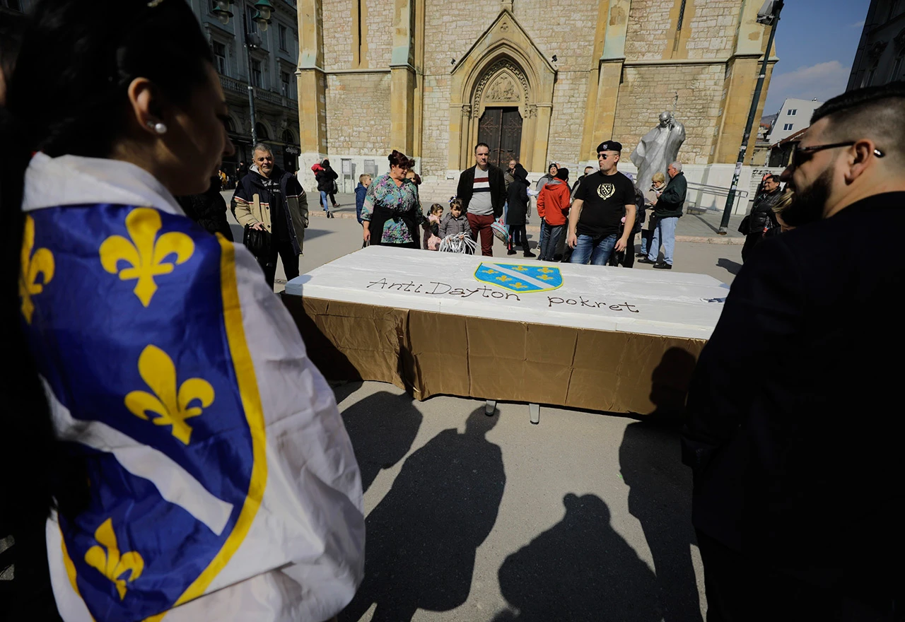 Ispred sarajevske Katedrale izrezana torta u obliku zastave sa ljiljanima