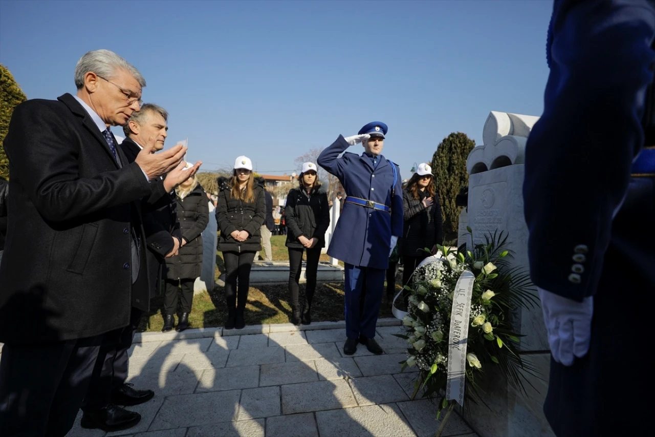 Komšić i Džaferović položili cvijeće, čestitke i uvjerenja