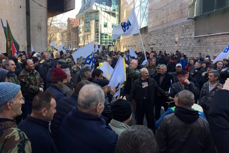 Blokiran centar Sarajeva: Nekoliko boraca ušlo u zgradu Parlamenta FBiH