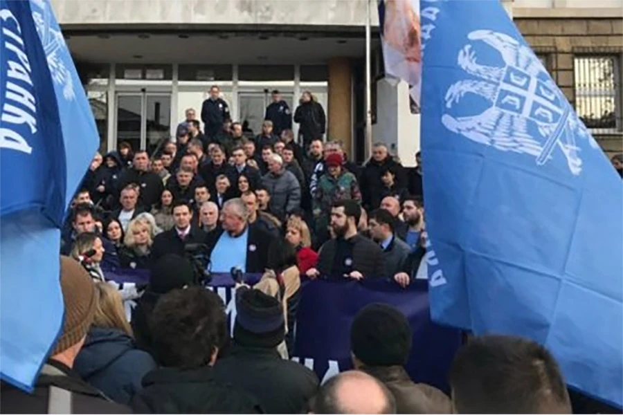 Šešelj održao prosvjed protiv suđenja za srebrenički masakr 