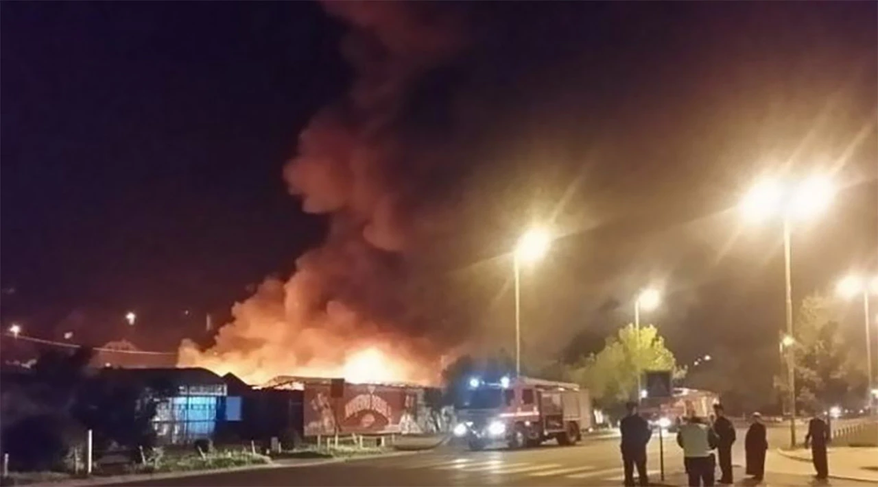 Grad Tuzla će pomoći prodavačima koji su izgubili štandove u požaru