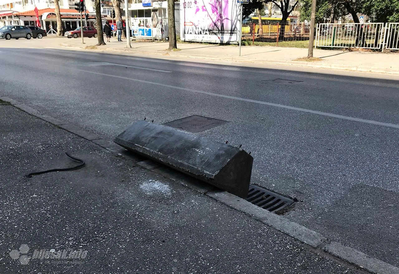 Mostar: Reklama ''izletjela'' na prometnicu
