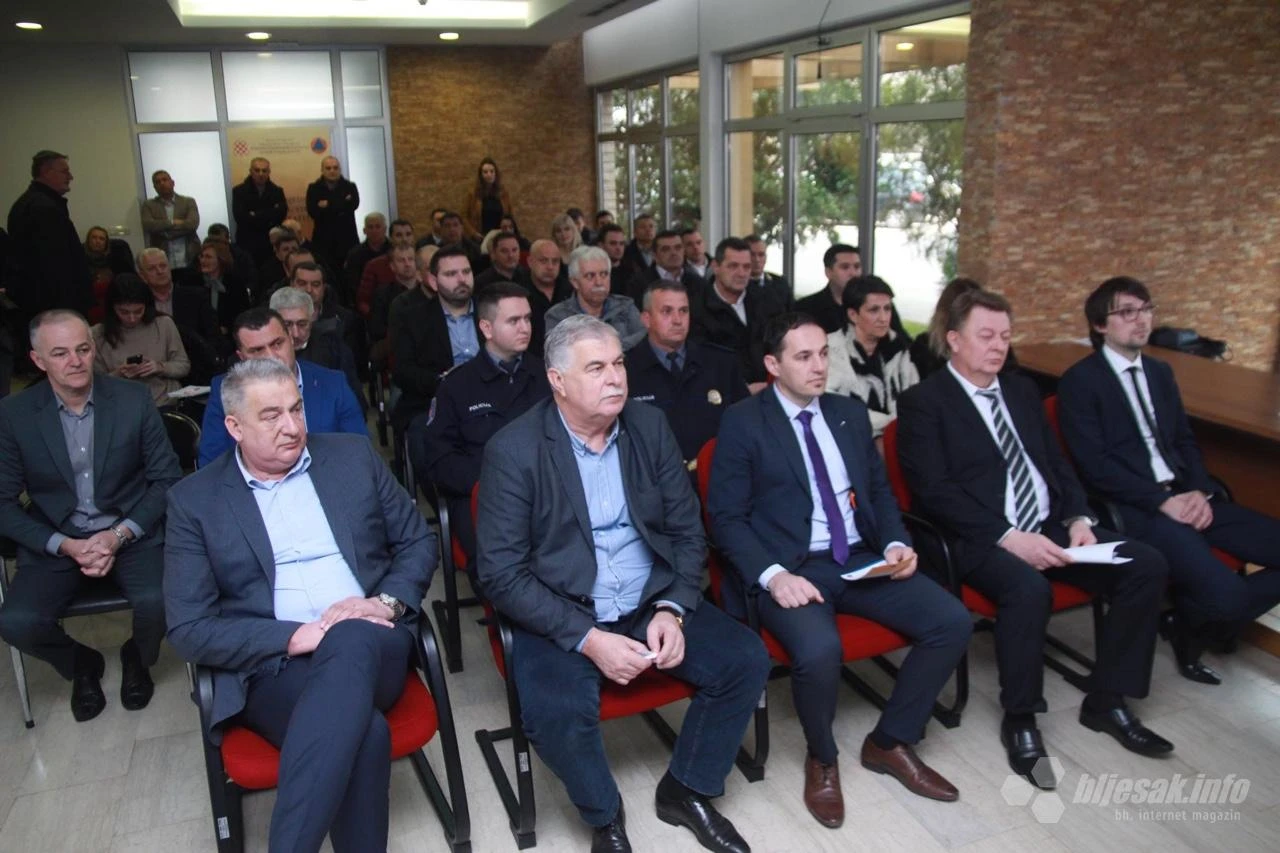 Široki Brijeg: Priznanja policajcima koji su spasili ženu i najstarijem vatrogascu