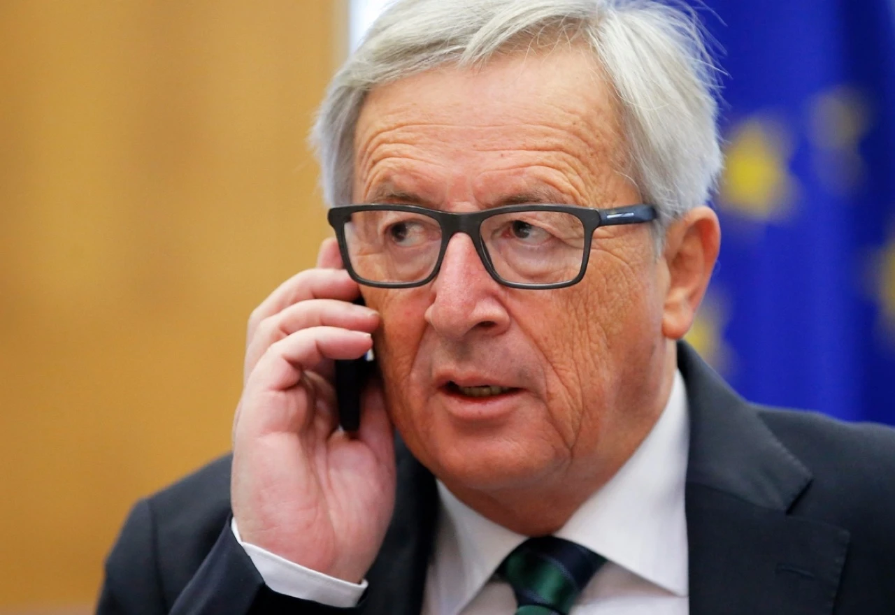 Junker prekinuo govor da bi se javio na poziv supruge
