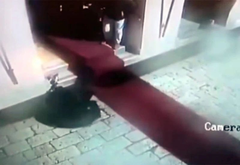 VIDEO | Bura oborila muškarca i bacila ga u zid