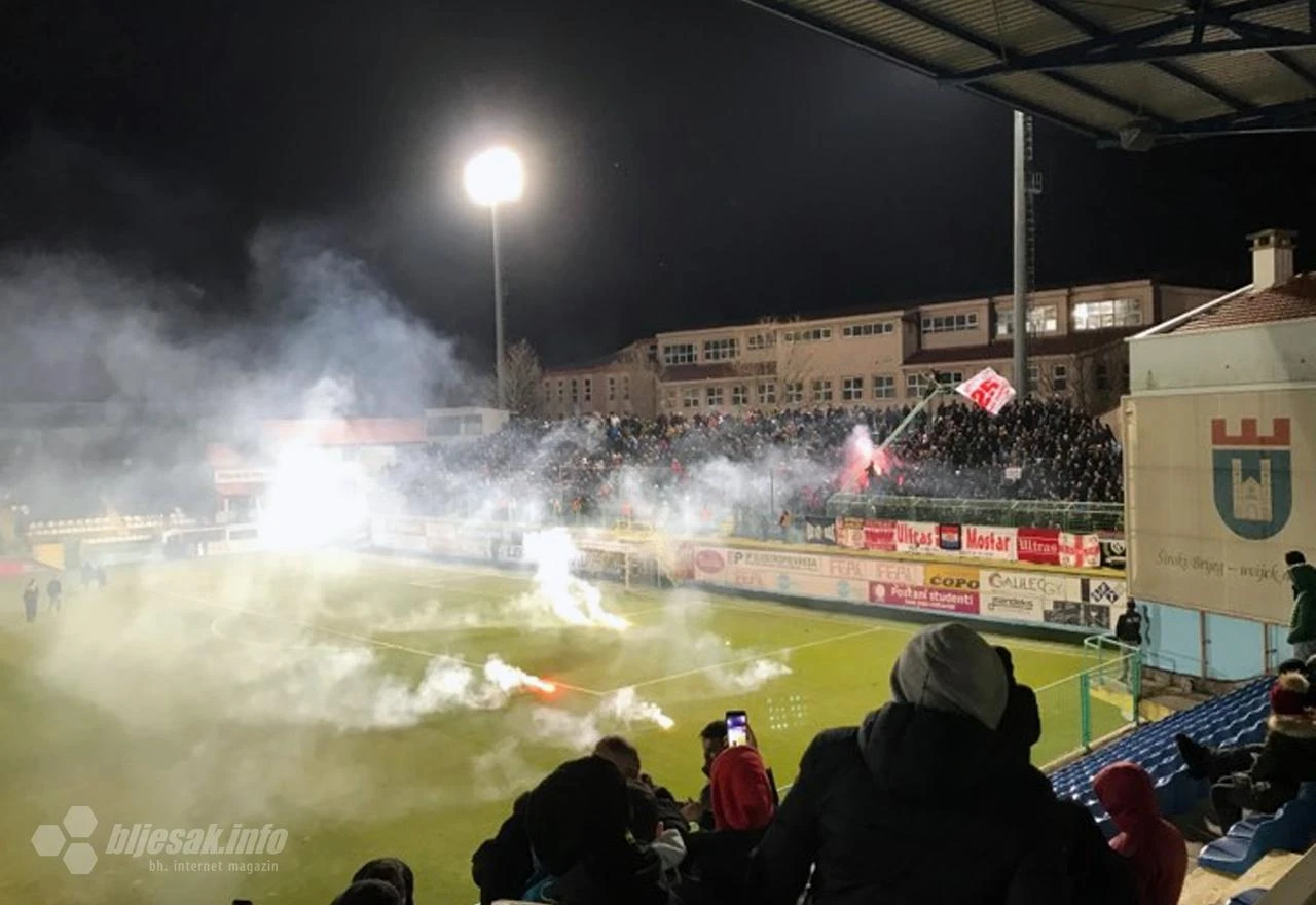 Bakljada prekinula derbi na Pecari na 20 minuta