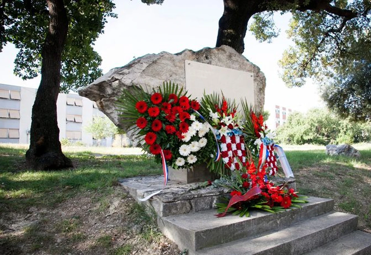 Opet išarana spomen ploča splitskim partizanima