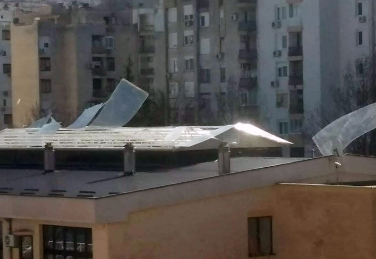 Snažna bura odnijela krov na školi Ilije Jakovljevića