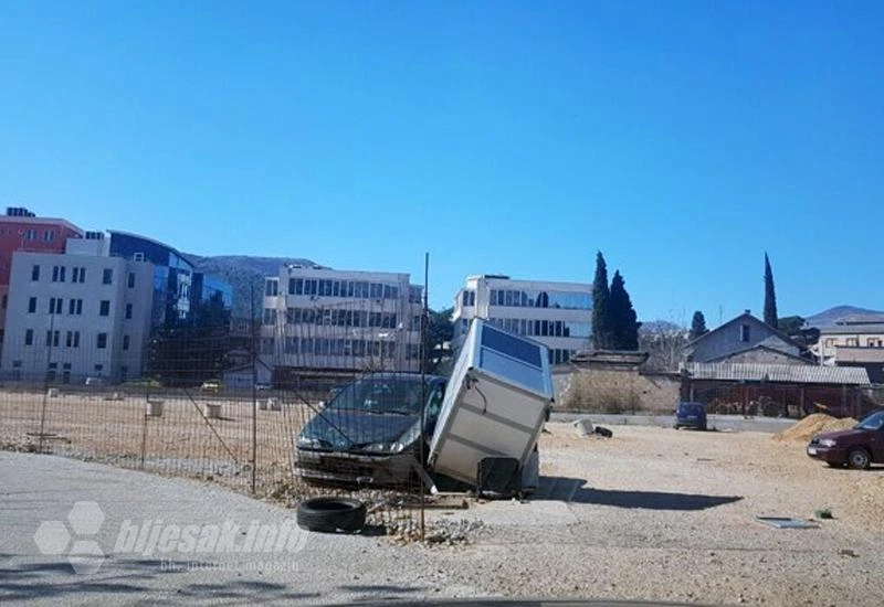 Vjetar bacio limenu kućicu na parkirani automobil