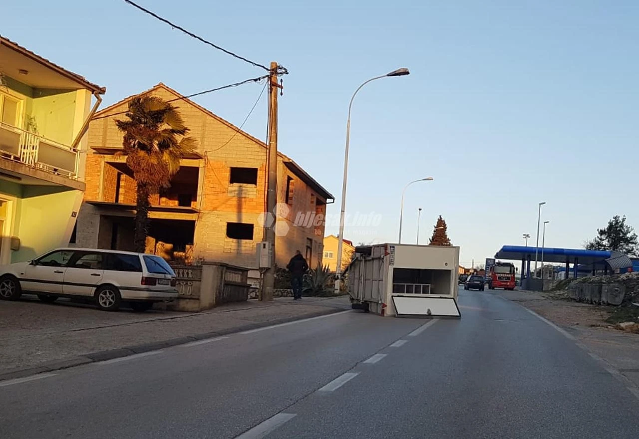 Čapljina: Vjetar prevrnuo hladnjaču