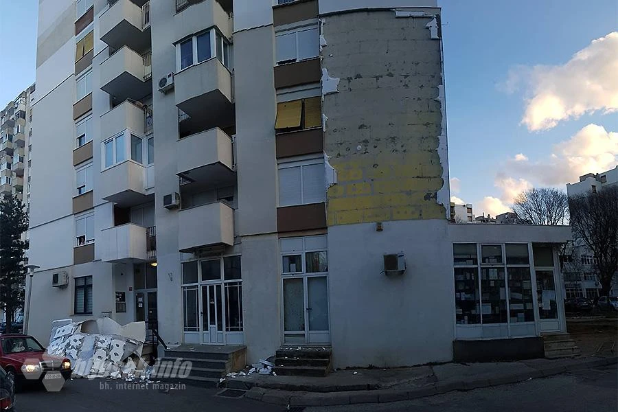 Mostar: Vjetar ''otparao'' fasadu na vrhu Avenije