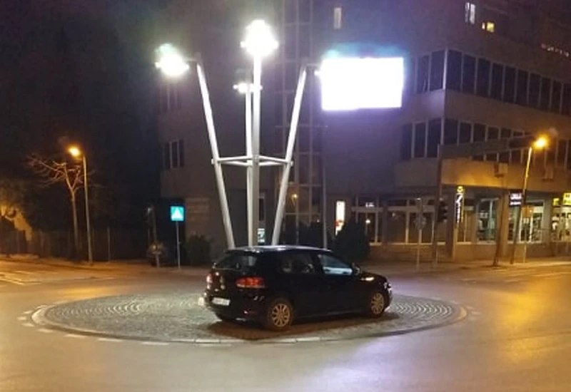 Samo u Mostaru:  Ostavi auto u kružni tok
