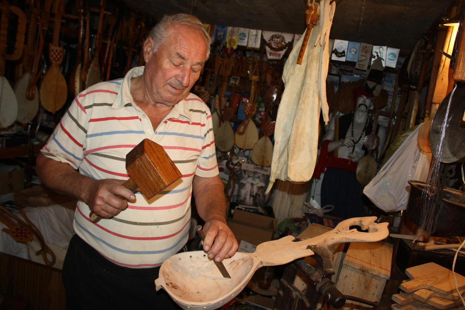 Čuva tradiciju starih: Priča o Mati i njegovim guslama