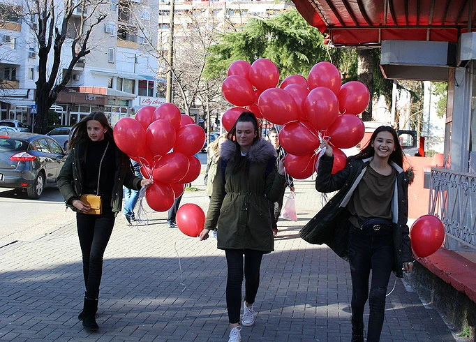 Na ulicama Mostara podijeljeni baloni i pokloni za Valentinovo