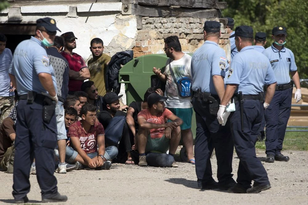 Migranti pretukli i opljačkali mladića