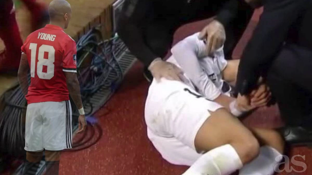 Zastrašujući trenutak u kojem je Ashley Young zakucao Di Mariu na ogradu!